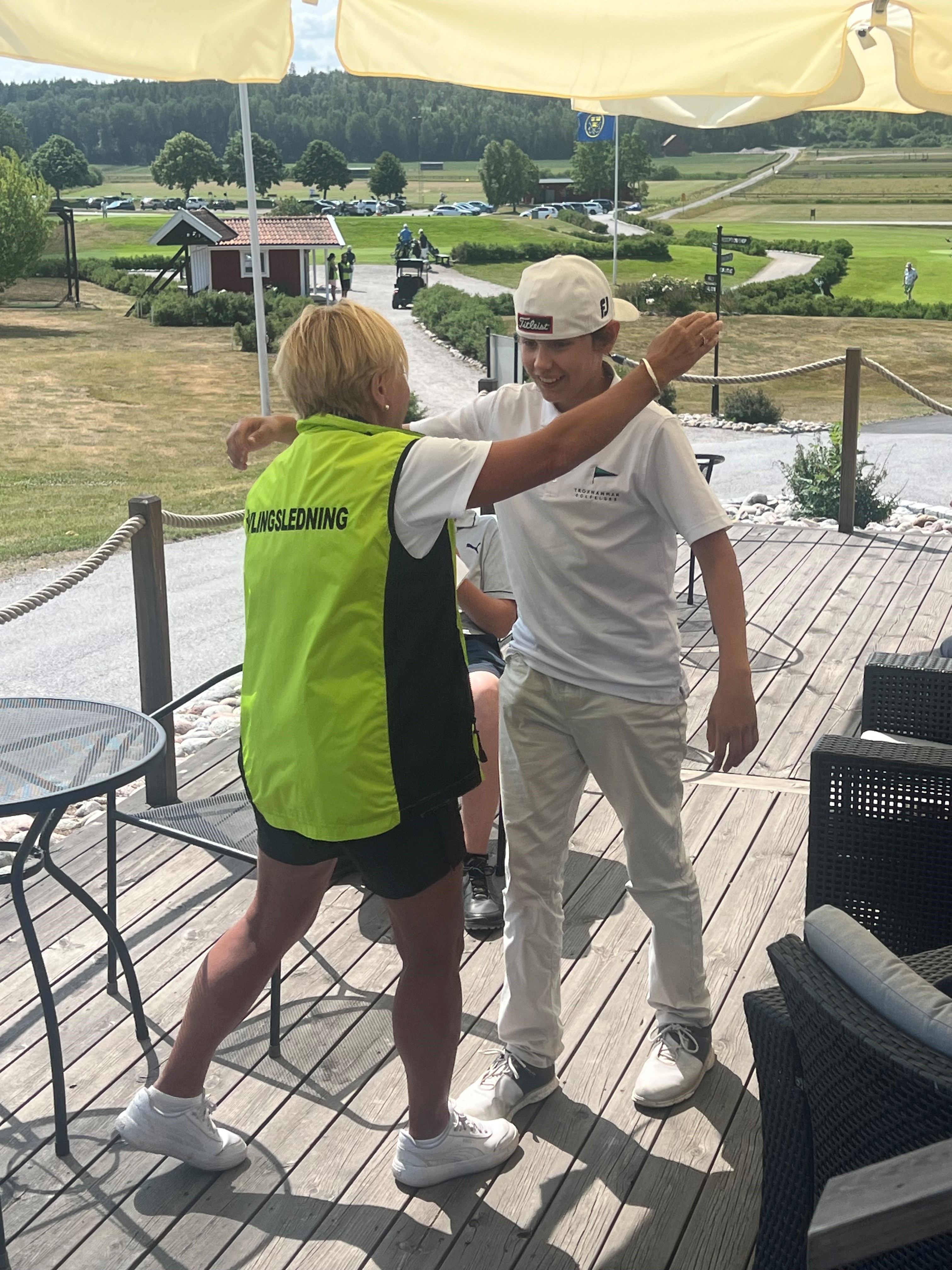 Rocco Bergström som vann P14-klassen gratuleras av tävlingsledare Britt Bergström